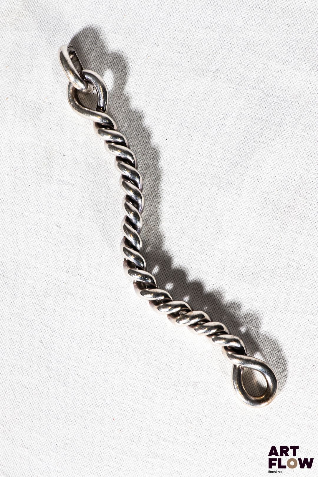 HERMES Bracelet en argent 1er titre 925 Modèle torsade Fermoir à clapet Signé HERMÈS L.18 cm Poids : 88,34 g