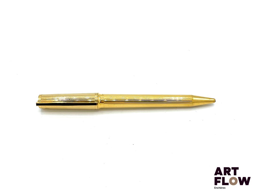 DUPONT Stylo plaqué or à décor rainuré Longueur : 13,5 cm Bon état général malgré quelques légers défauts (usures d'usage)