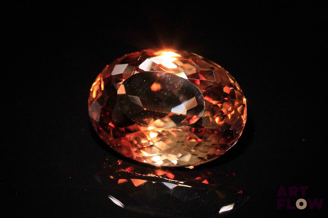 Importante topaze impériale ovale. Probablement Brésil, VVS. 20.54 cts. 19.0mm x 14.0mm