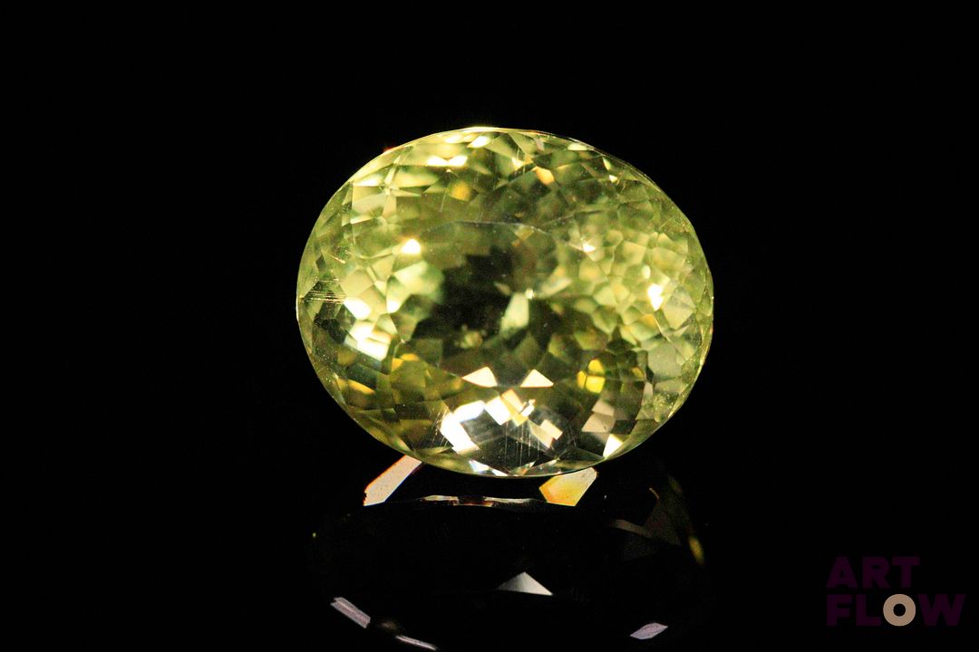 Quartz «Lemon» ovale. 14.21 cts. 16.2mm x 14.5mm