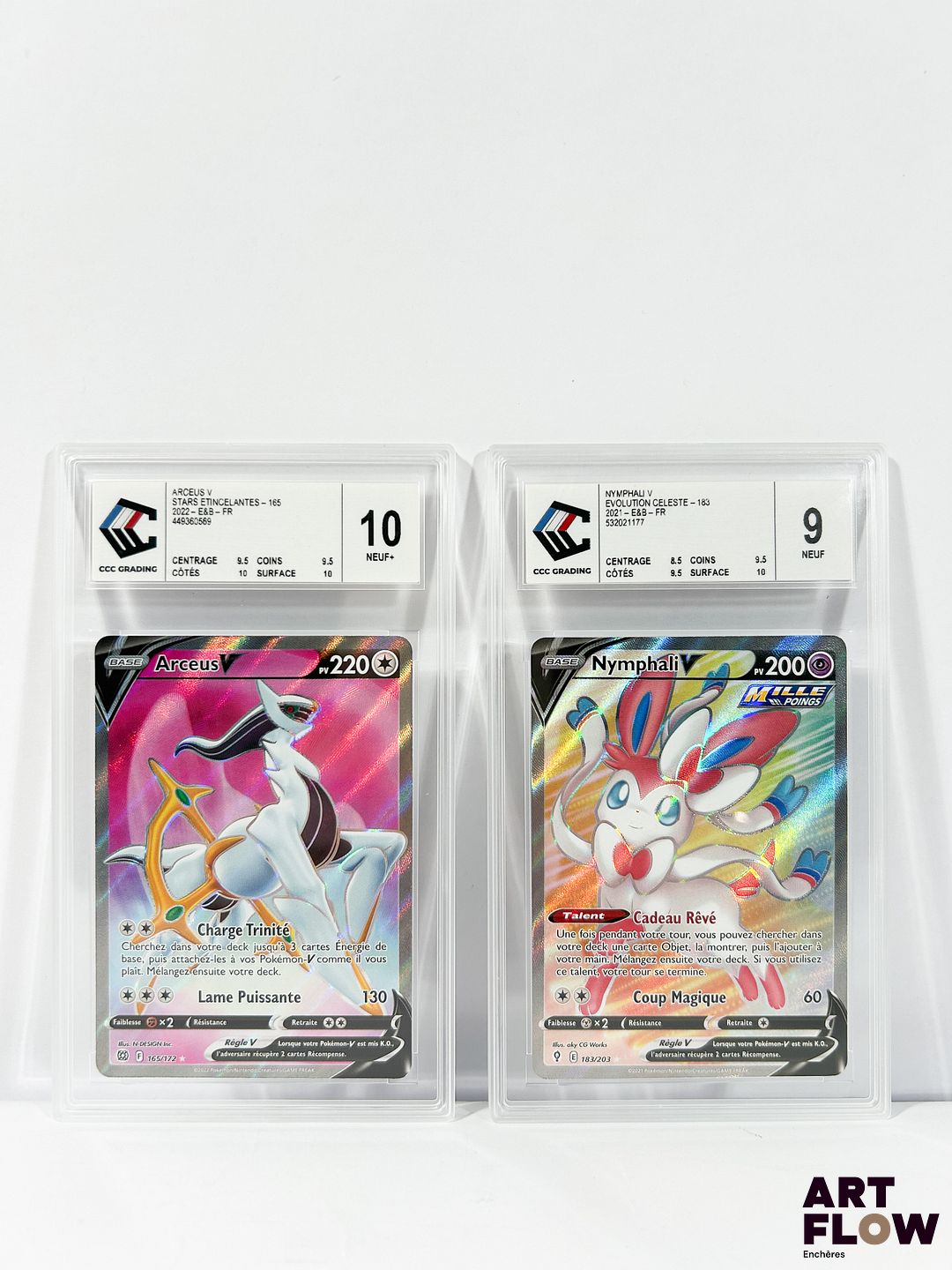 Réunion de 2 cartes Pokémon gradées du bloc de série Épée&Bouclier : - Nymphali 183/203 - Full Art - Évolution Celeste - CCC 9 (Neuf). - Arceus 165/172 - Full Art - Stars Étincelantes - CCC 10 (Neuf +). Cartes en français.
