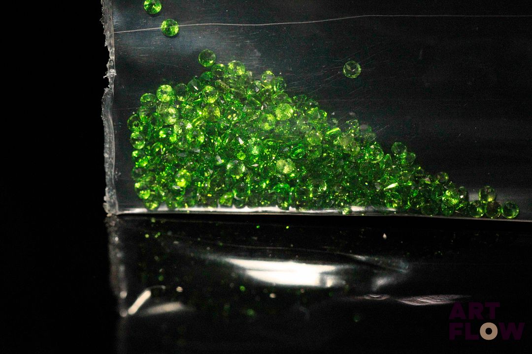 Trois cent dix diopsides chromées rondes. Non chauffée. 3.12 cts. Diam. moy.: 1.2mm