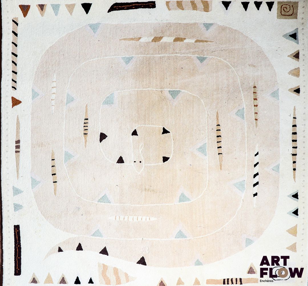 TOULEMONDE BOCHART Dessin par le designer Jean-Jacques Beaumé Tapis représentant un boa en laine dans les tons beige 200 x 200 cm Bon état général malgré quelques très légers défauts