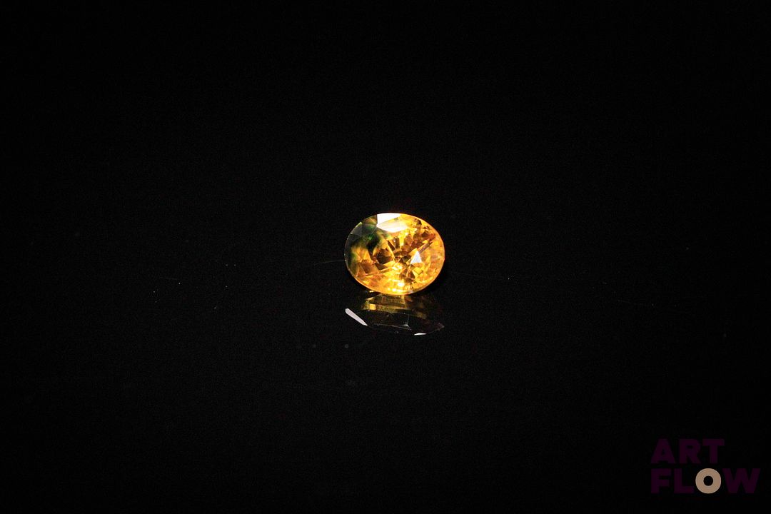 Saphir miel ovale. VS, color zoning, belle couleur. 0.61 ct. 5.3mm x 4.3mm