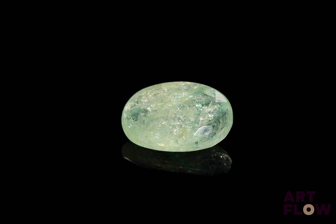 Émeraude pâle ovale. Jardins. 4.22 cts. 13.3mm x 9.9mm