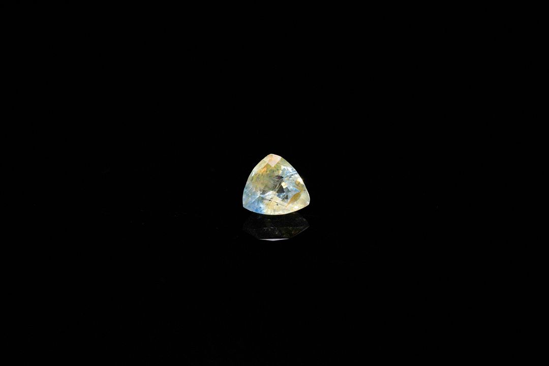 Saphir bleu jaune trillion. Probablement Madagascar, belle couleur, non chauffé. 0.41 ct. 4.5mm x 4.2mm