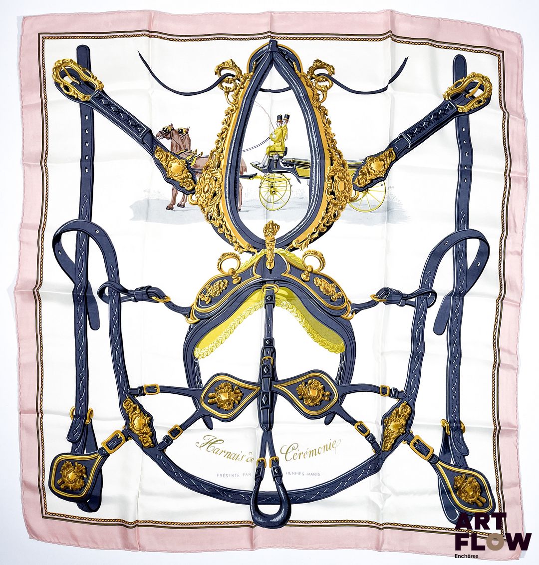HERMÈS Paris Modèle Harnais de cérémonie Carré en twill de soie dessiné par Hugo GRYGKAR 90 x 90 cm Petites tâche et fil tiré.