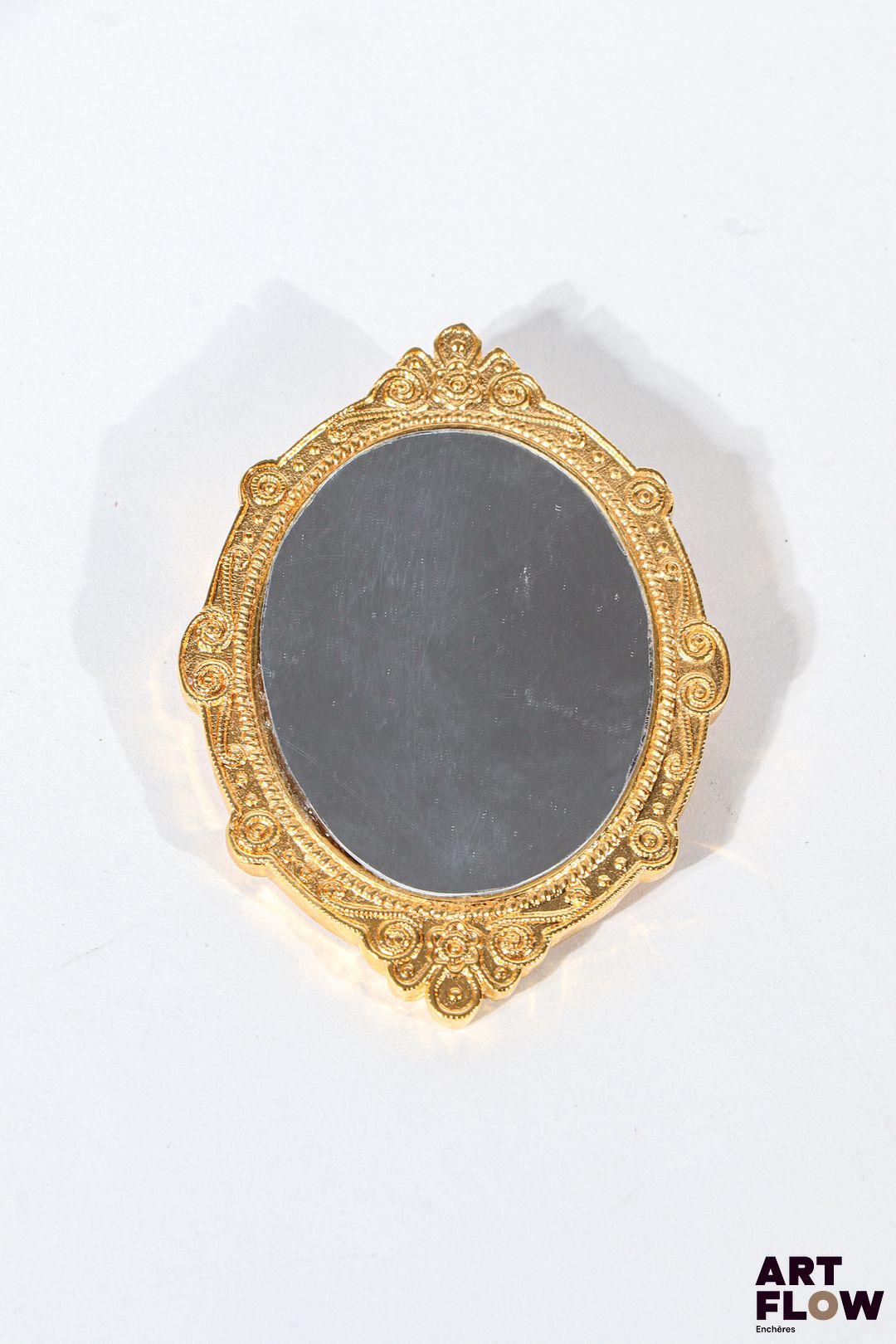 CHANEL Broche miroir en métal Doré. Signée 7,5 x 5,5 cm
