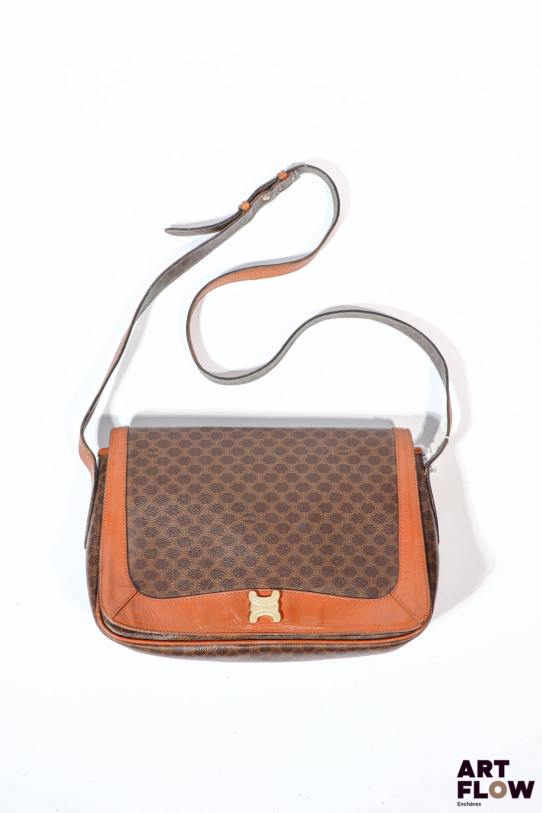 CELINE Sac à bandoulière en toile enduite Macadam et cuir marron naturel 30 x 21 x 8 cm Bon état général malgré quelques légers défauts (usures d'usage, intérieur effrité restauré avec feutrine rouge)