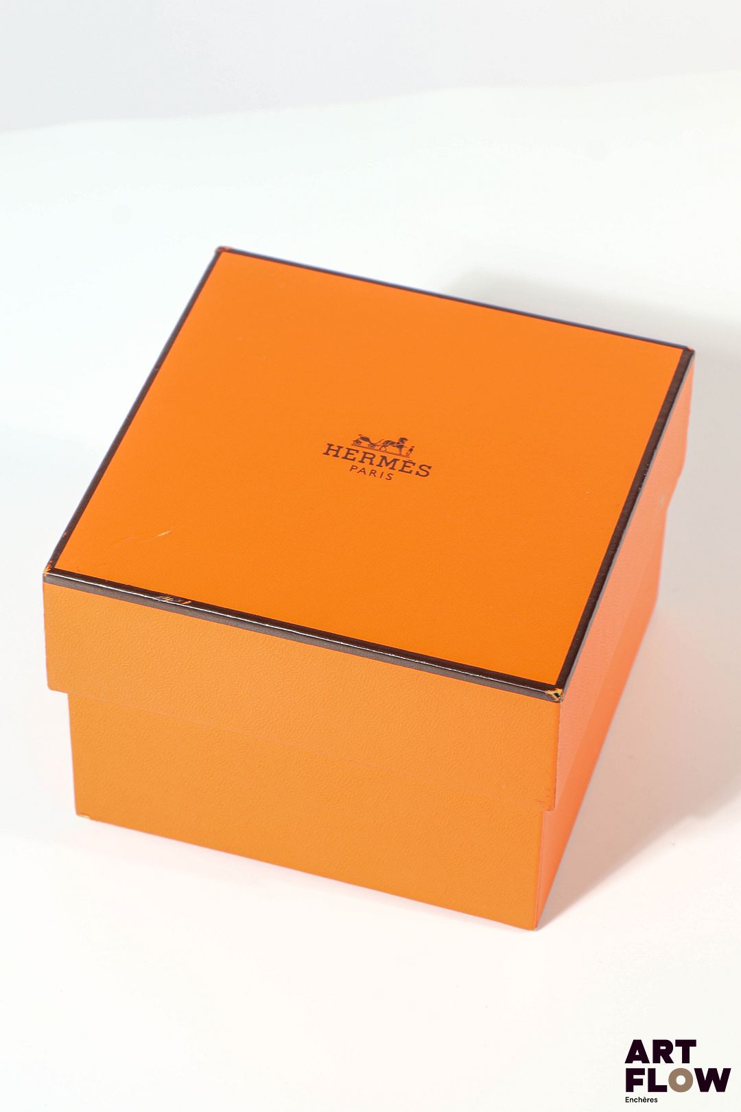 HERMÈS Sur boite en carton orange Inscription Hermès sur le couvercle 11 x 11 x 7,5 cm Bon état général