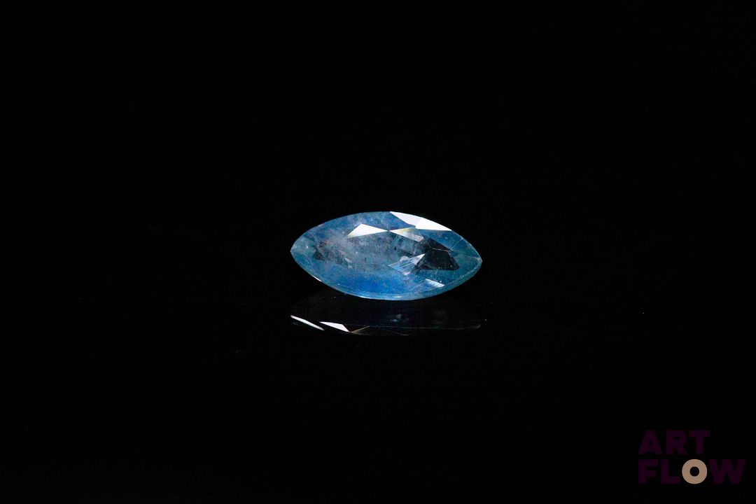 Saphir marquise. Inclusions. 1.58 ct. 10.6mm x 5.1mm