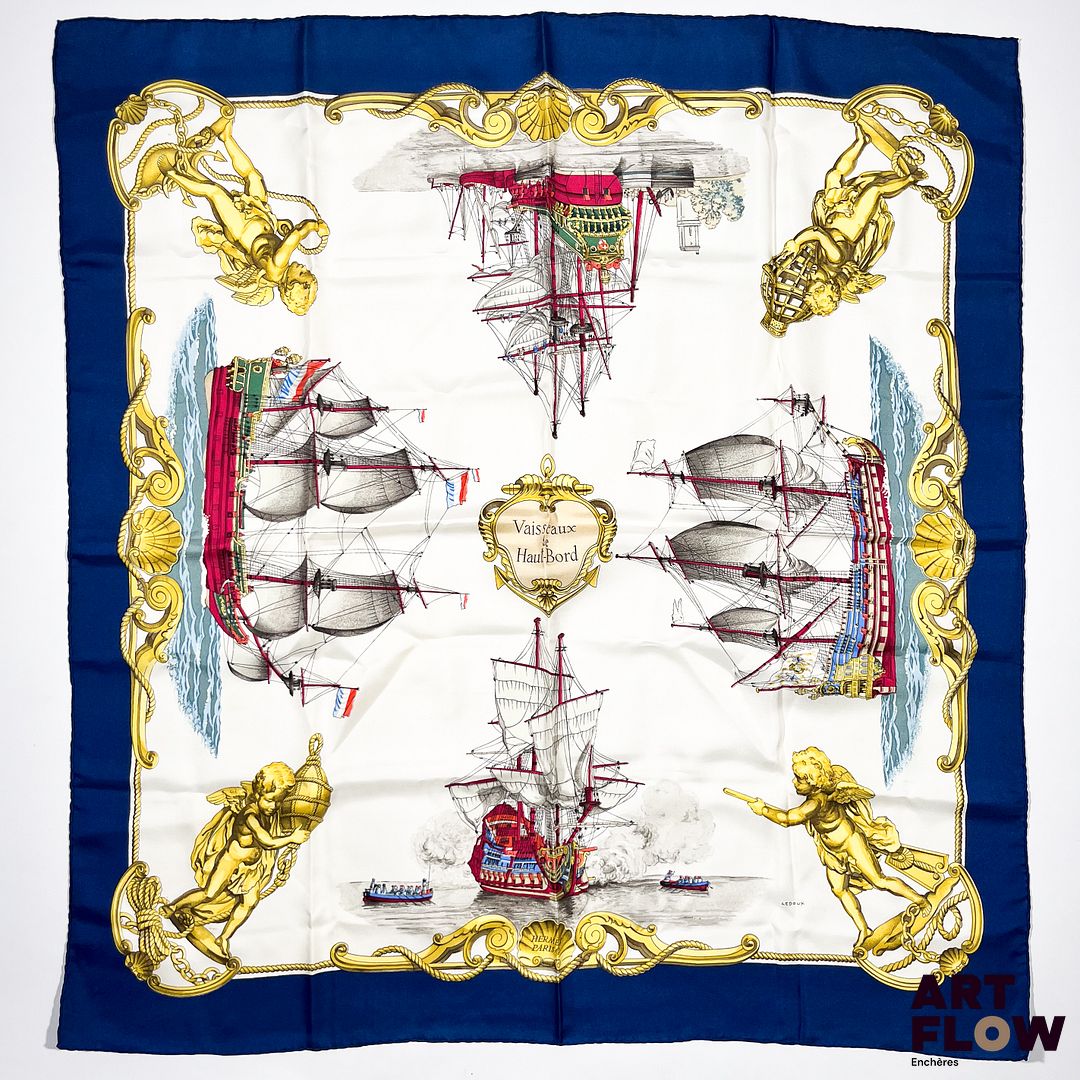 HERMÈS Modèle "Vaisseaux de Haut-Bord" Carré en twill de soie d'après Ledoux, à bordure bordeaux. 90 x 90 cm. Bon état général malgré quelques légers défauts.