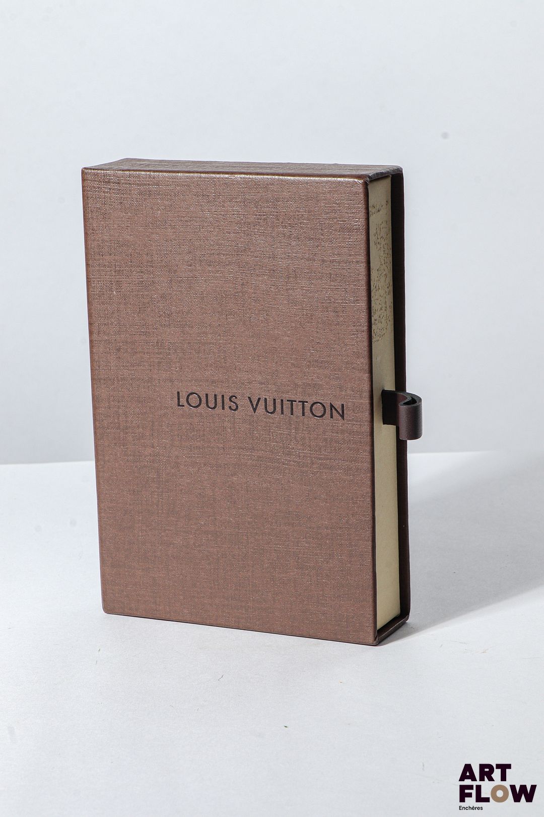 LOUIS VUITTON Porte clés en métal argenté formant une clé Dimensions : 9,5 x 4,5 cm Dans son écrin d'origine Endommagée