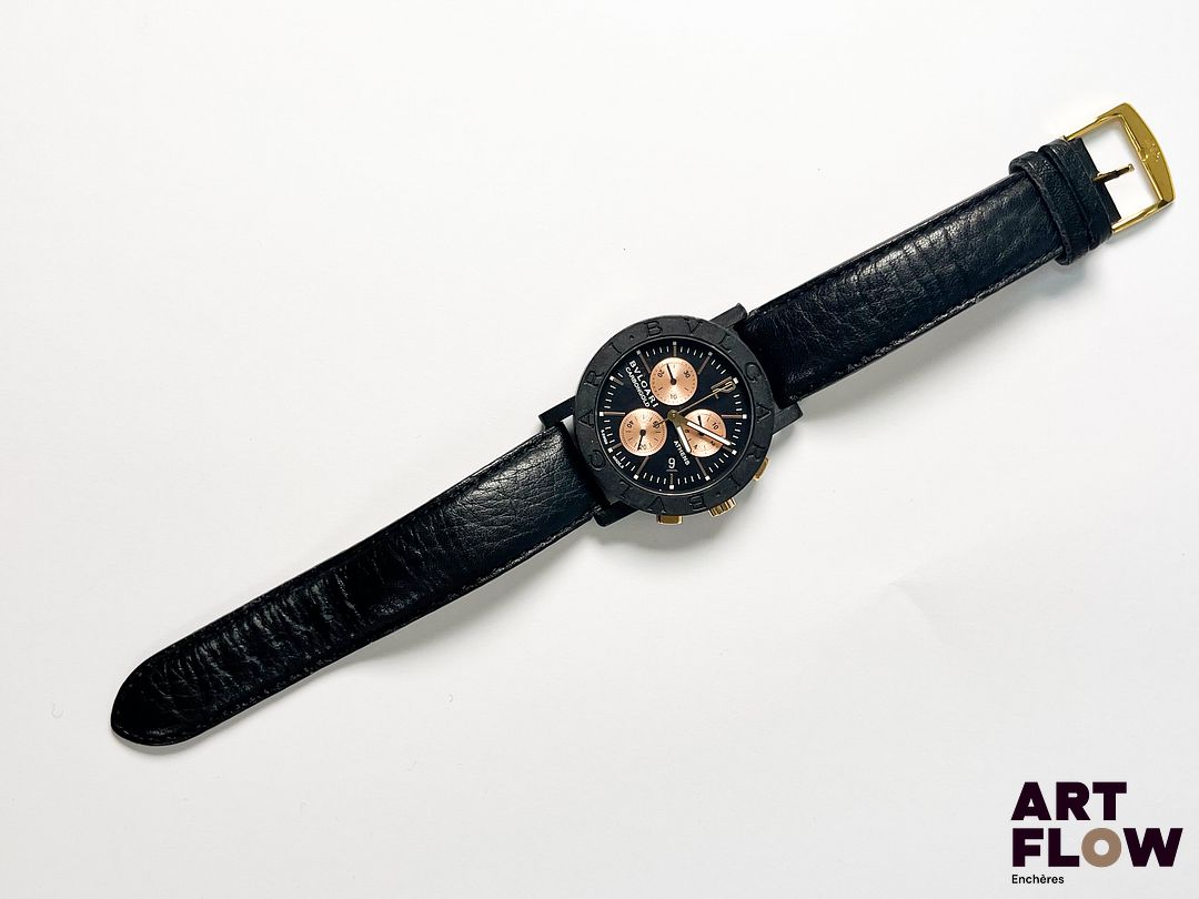 BVLGARI Modèle Bulgari Carbongold Athens Montre bracelet homme édition limitée à 500 exemplaires en carbone, à mouvement à quartz, le boîtier rond à cadran à fond noir et rose gold, index bâtons, guichet date à 4h, lunette gravée, le bracelet en cuir noir. Diamètre 37mm Longueur du bracelet : 18 cm env. Référence BB 38 CL CH Bon état général Pile à changer, mécanisme non garanti. La Bulgari Carbongold est introduite dans les années 2000 par la maison Bulgari, mêlant innovation et design sportif. Elle se distingue par l’utilisation de fibre de carbone associée à des éléments en or, offrant une montre légère, résistante et au style contemporain. Expert : Monsieur Alexis Francis-Boeuf