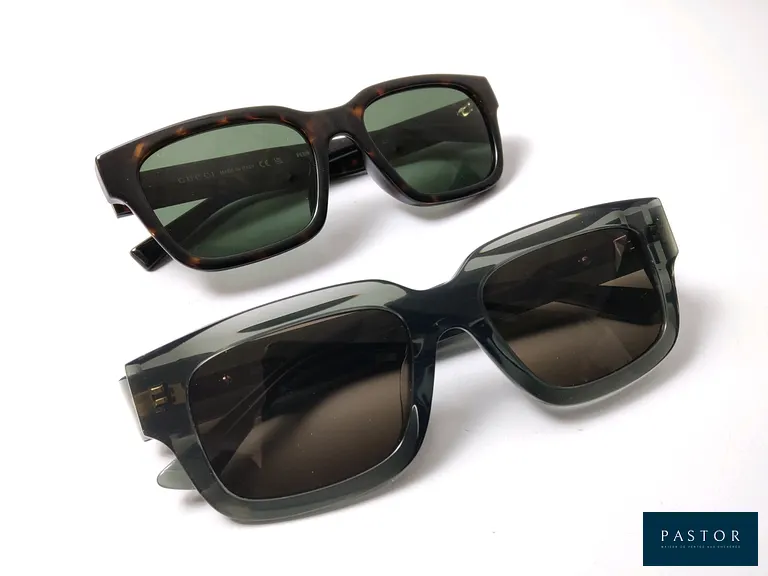 BOTTEGA VENETA + GUCCI. Lot composé de deux paires de lunettes de soleil comprenant un modèle Bottega Veneta "BV1359SA", coloris gris fumé, et un modèle Gucci "GG1857SK", coloris écaille de tortue. NEUVES sans boite - TVA Récupérable