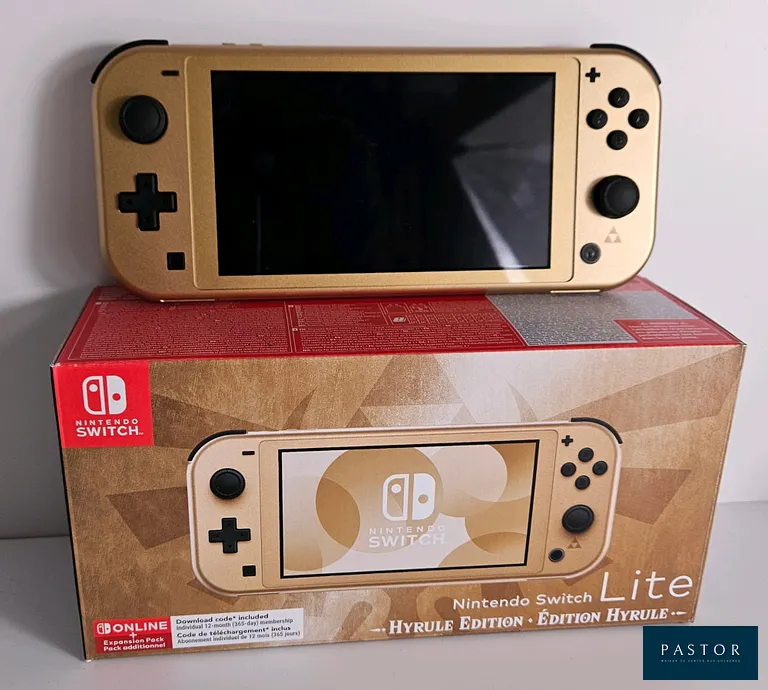 NINTENDO - SWITCH. Console Switch Lite Edition Collector Hyrule Edition avec boite. TBE. Etat proche du neuf. Pas de chargeur. Version PAL EUR. On y joint une housse de protection officielle Nintendo9