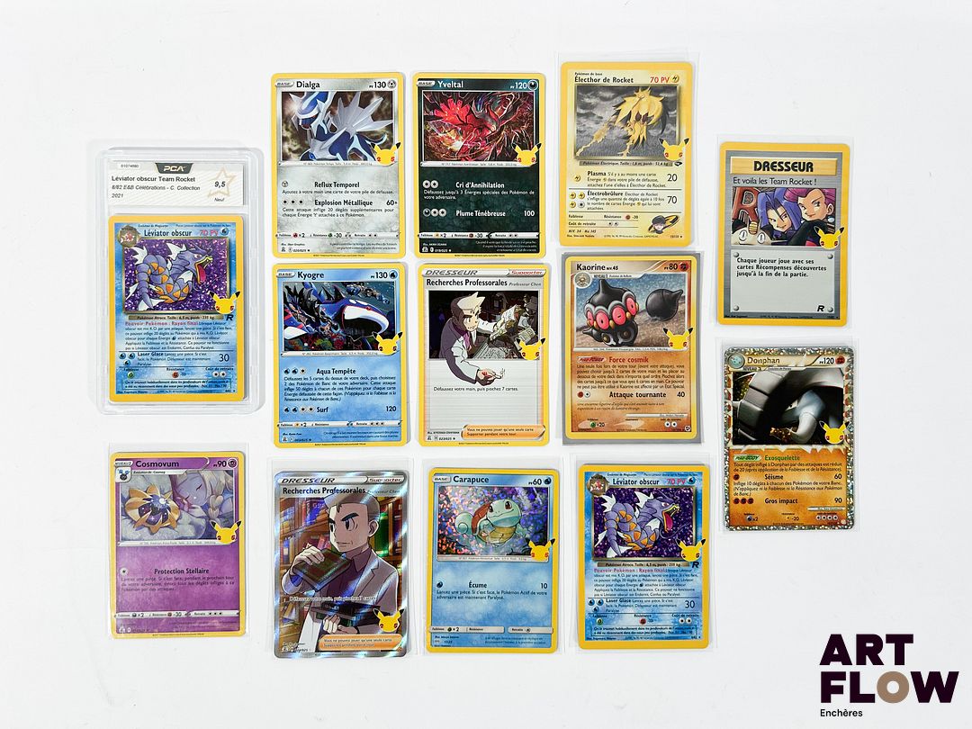 Ensemble de 13 cartes Pokémon - Collection 25 ans Célébrations. Contient notamment le Léviator Obscur 8/82 holographique PCA 9,5 (Neuf). Cartes en état Near-Mint / Mint, en français.