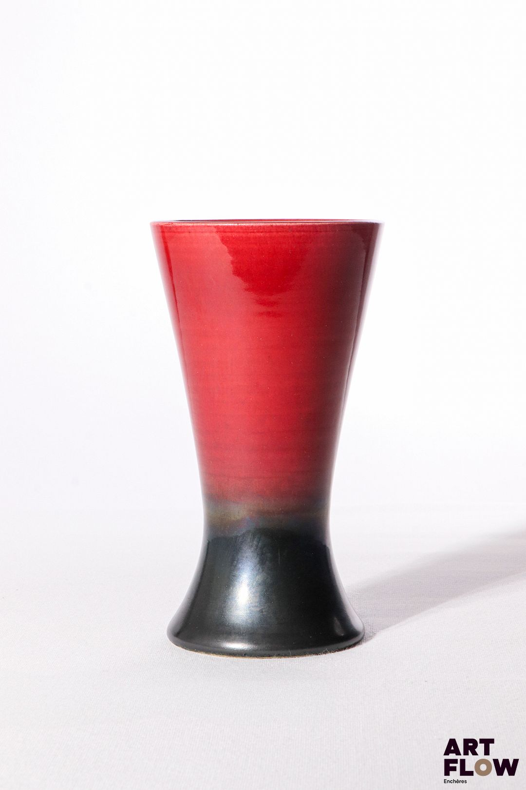 POL CHAMBOST (1906-1983) Vase 1041 de forme diabolo en faience émaillée à couverte bicolore, dans les tons noirs et framboise. Incisé au revers "Poterie Pol Chambost, Made in France, 1041" 15,5 x 9 cm