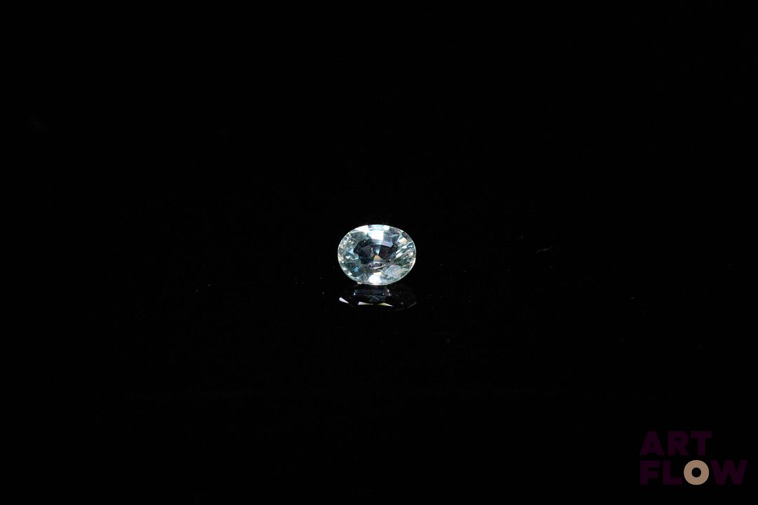 Saphir ovale. Probablement Madagascar, non chauffé. 0.37 ct. 4.5mm x 3.8mm