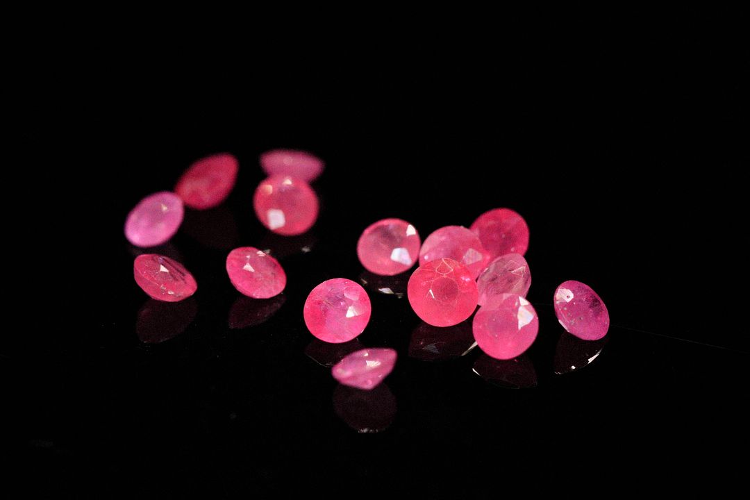 Quinze rubis ronds. 3.57 cts. Diam. moy.: 3.5mm