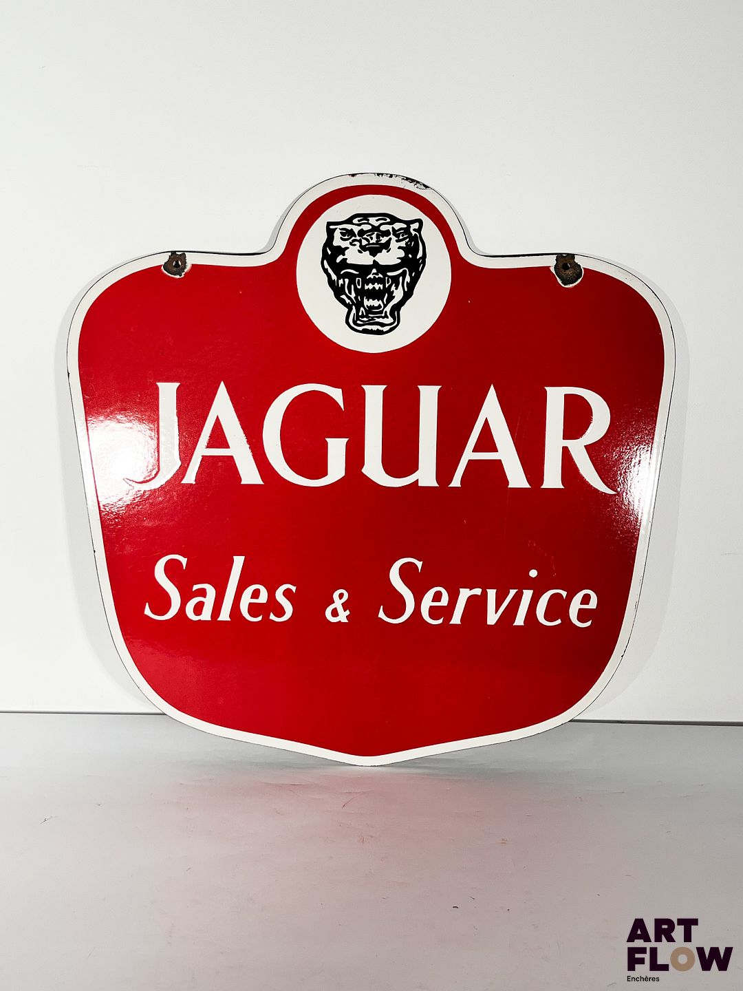 Plaque émaillée Jaguar Sales & Service Dimensions : 61 x 61 cm Petits éclats et traces de rouille Reproduction moderne