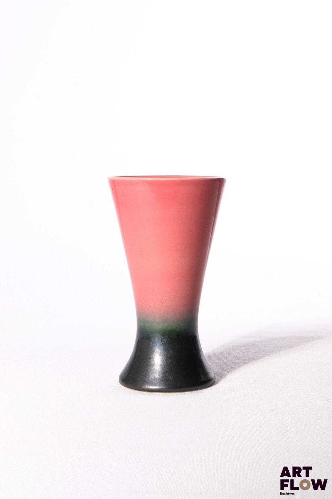 POL CHAMBOST (1906-1983) Vase 1041 de forme diabolo en faience émaillée à couverte bicolore, dans les tons noirs et rose. Incisé au revers "Poterie Pol Chambost, Made in France, 1041" 15,5 x 9 cm