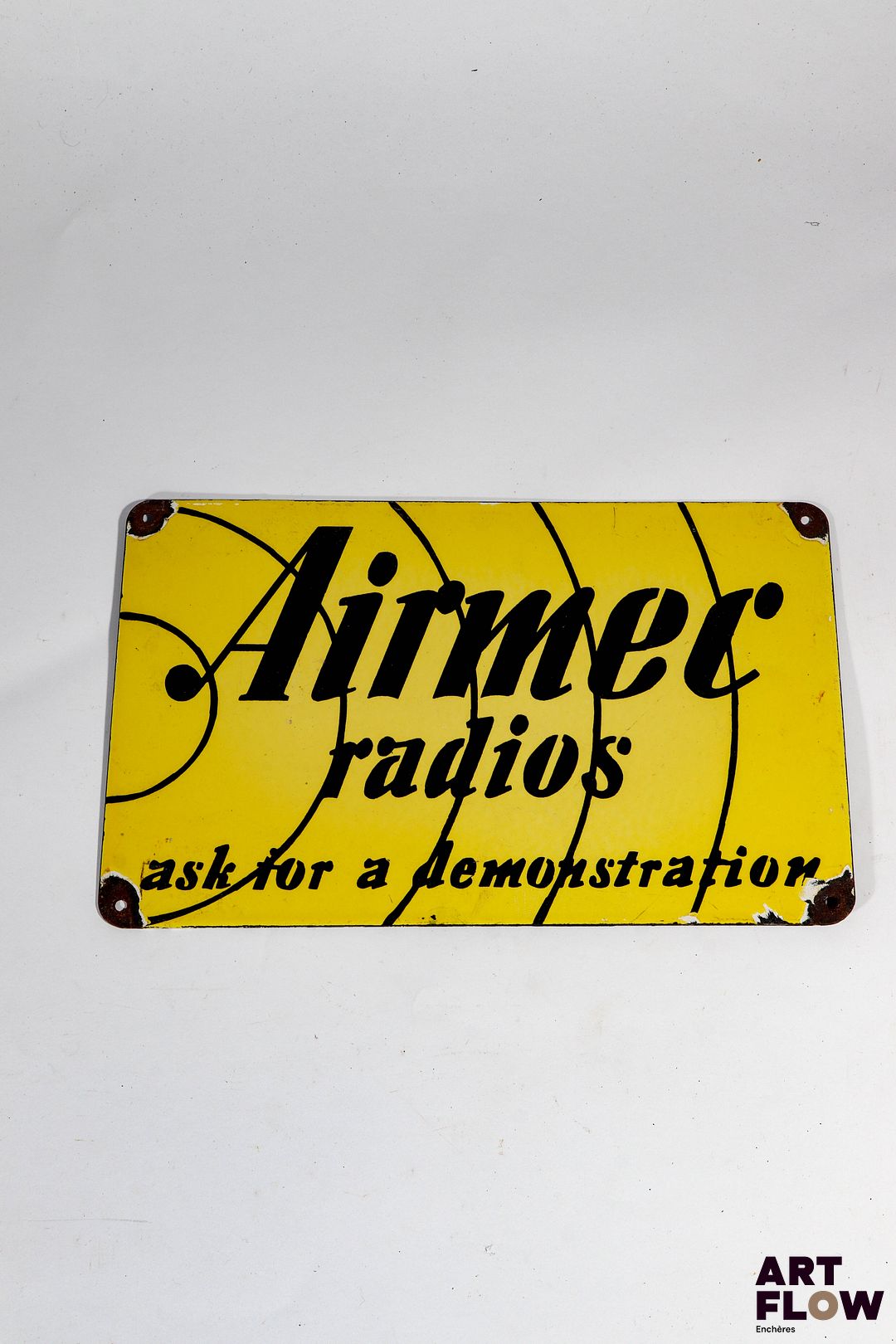 Plaque émaillée Airmec radios Dimensions : 23 x 35,5 cm Eclats aux oeillets. Moderne