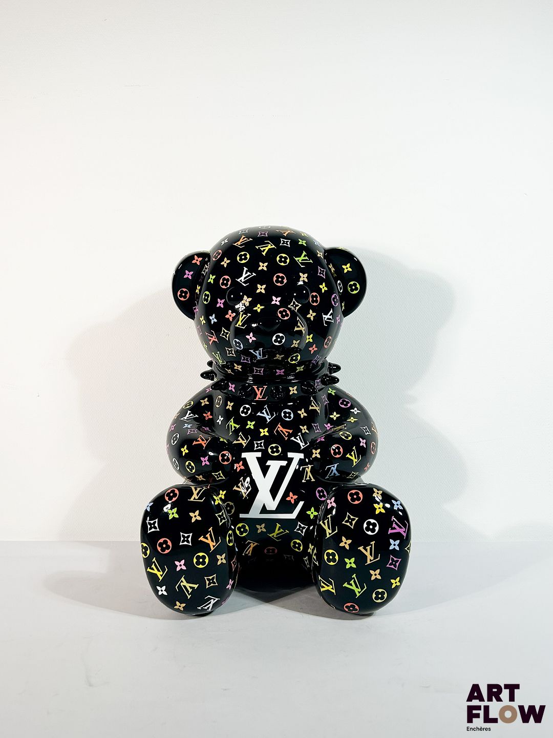The Nineties « The LV Bear » Sculpture Pop Art en résine noir monogrammée. Édition limitée, numérotée 1/2 Dimensions : 38 x 28 cm Avec certificat d’authenticité de l’artiste.