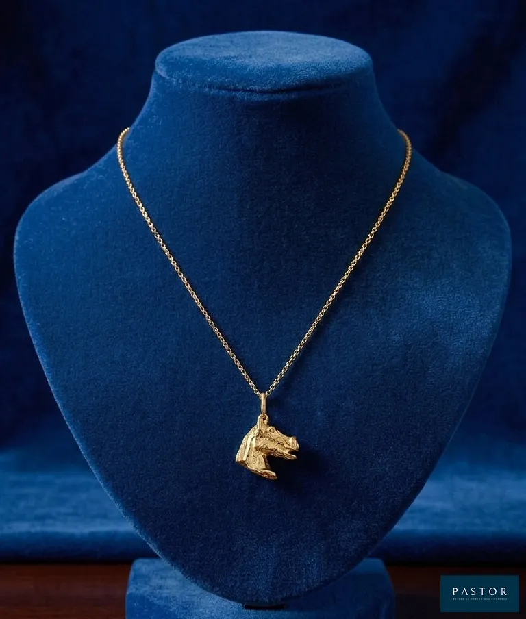 Salvador Dali (d'après) 
Collier de cheval

 Médaillon original rare, une occasion unique d'acquérir un médaillon original en argent massif plaqué or 24 carats. Médaillon Salvador Dali env. 1,5 x 1 cm environ 4 grammes, chaîne comprise


Expédition obligatoire, jusqu'à 5 Lithographies dans votre colis pour 14,76€ TTC en France Métropolitaine, et 29,64€ TTC pour l'Europe