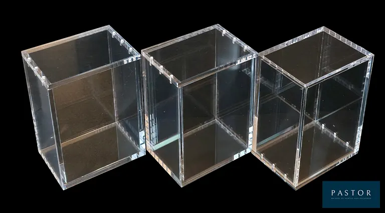 Ensemble de protections pour cartes à Jouer&Collectionner Pokémon comprenant : 
- 3 protections pour Bundle en acryliques - Fermeture magnétique.