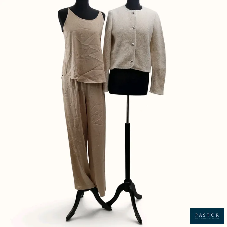 BA&SH. Lot composé d'une veste courte "Ceredith" en laine bouclette mélangée écrue agrémentée de sequins argentés, T.1, et d'un ensemble en satin champagne agrémenté de strass comprenant un top fines bretelles "Digue", T.1 + un pantalon évasé "Deloy", T.36. NEUFS avec étiquettes  - TVA Récupérable