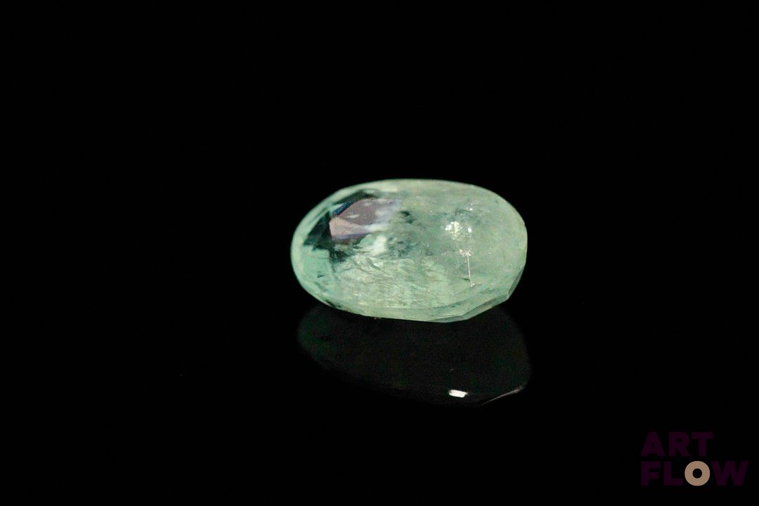 Émeraude pâle ovale. Jardins. 4.20 cts. 12.2mm x 8.5mm