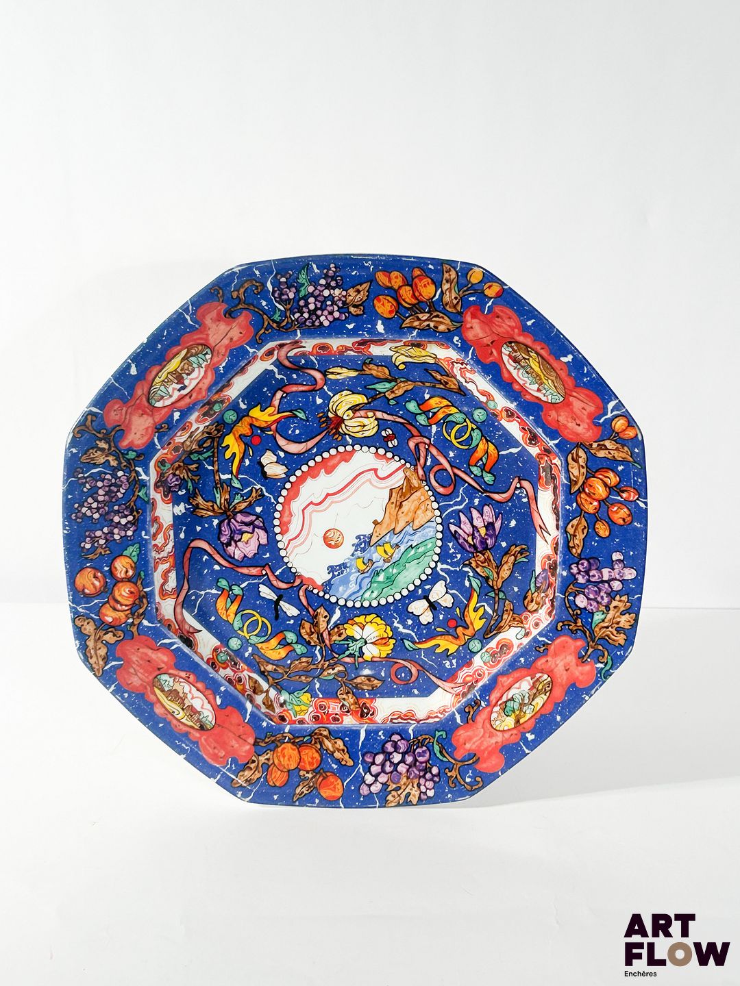 HERMES Modèle Marqueterie de pierres d'Orient et d'Occident Assiette creuse en porcelaine de Limoges à riche décor polychrome Marqué du cachet de la maison au dos Diamètre : 32 cm Quelques légers manques sur le dessin et salissures au dos