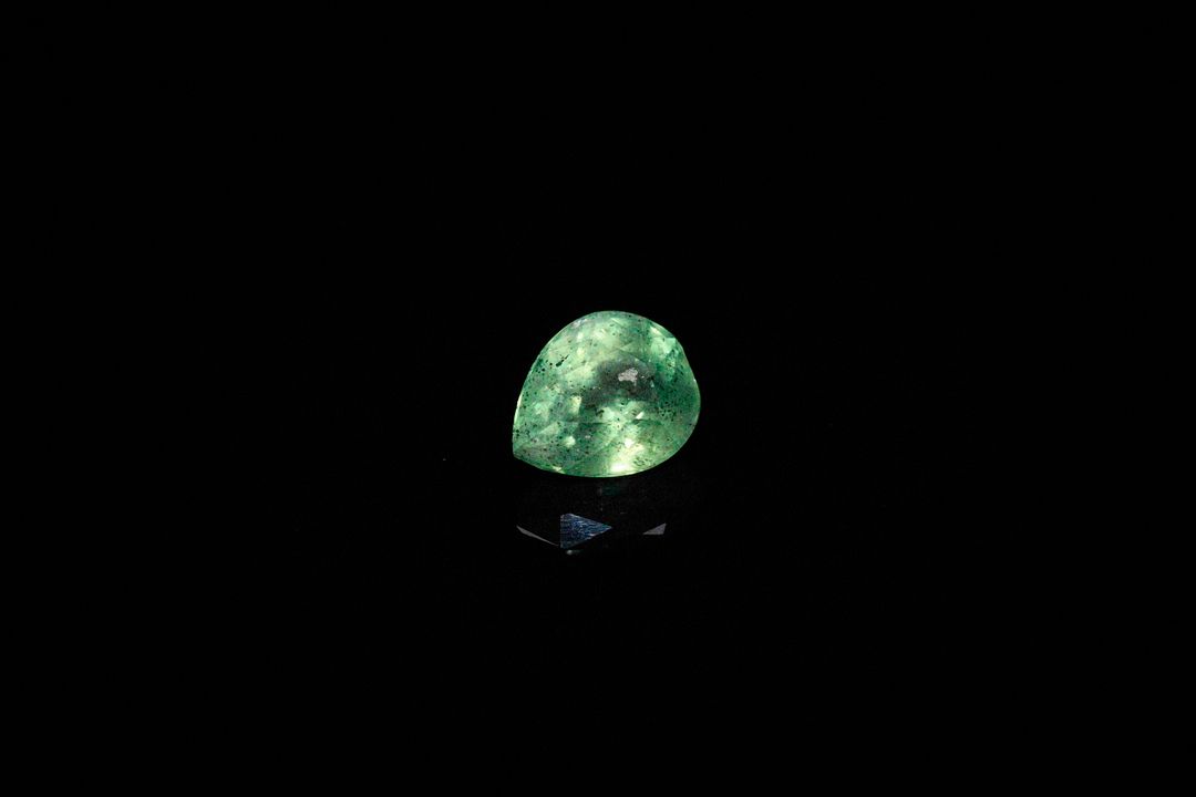 Saphir vert poire. Probablement Madagascar, jolie couleur, inclusions, non chauffé. 1.06 ct. 5.3mm x 6.4mm