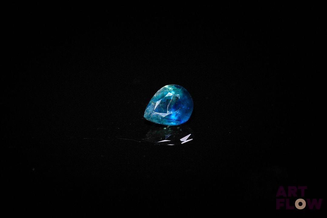 Saphir vert poire. Probablement Australie. 1.19 ct. 7.0mm x 5.5mm