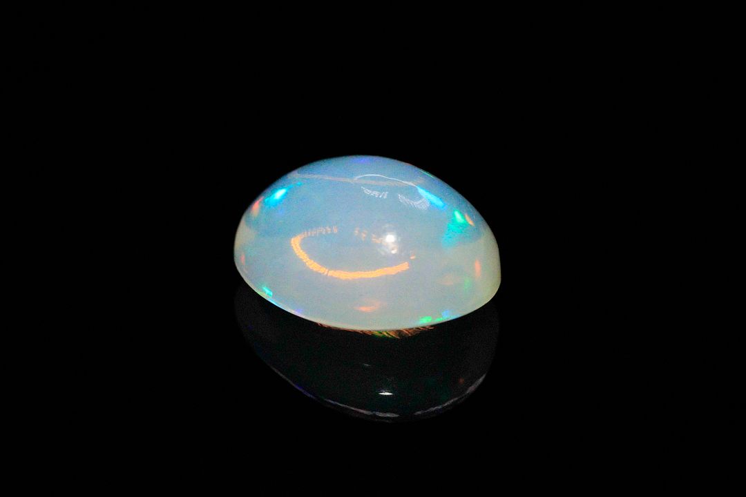 Opale blanche cabochon ovale. Beaux éclats de couleur. 4.06 cts. 13.5mm x 10.5mm