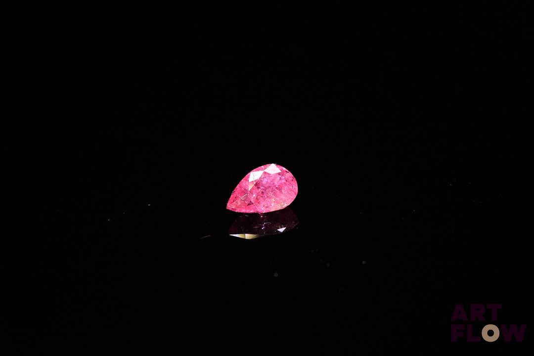Saphir rose poire. Probablement Birmanie, inclusions. 0.44 ct. 5.5mm x 3.7mm