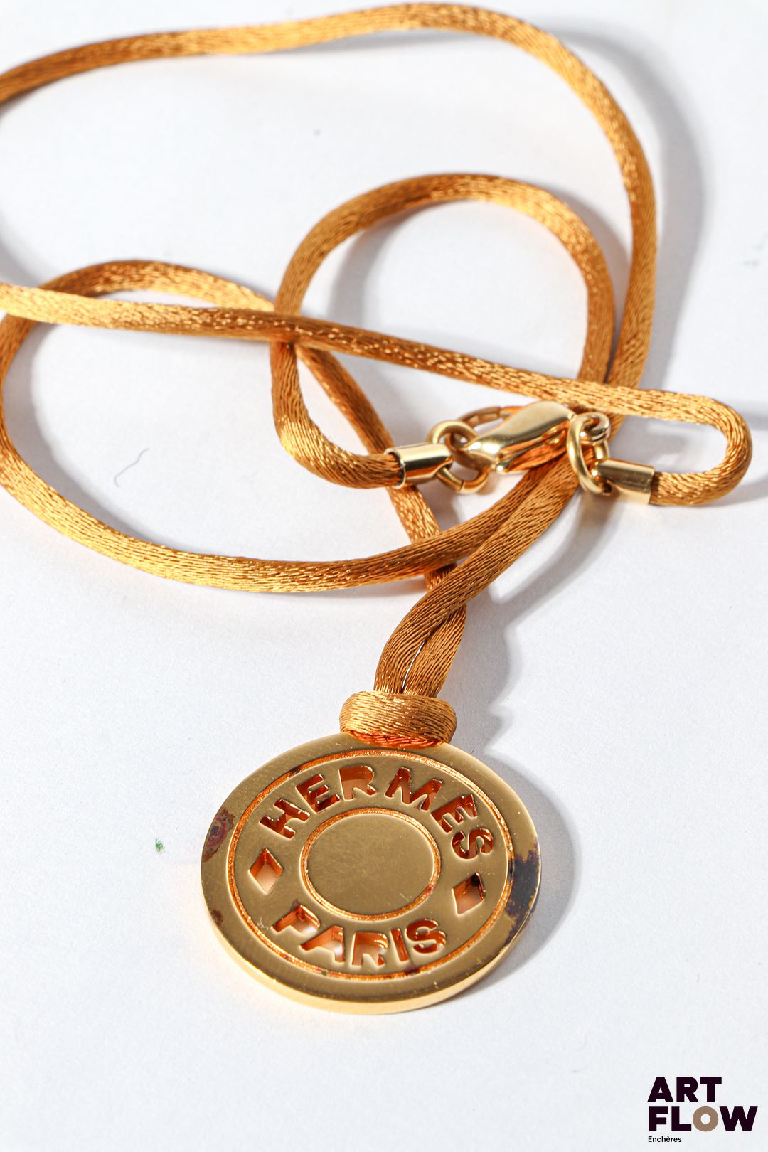 HERMÈS Collier orné d'un pendentif ajouré comprenant l'inscription de la marque Longueur : 28 cm