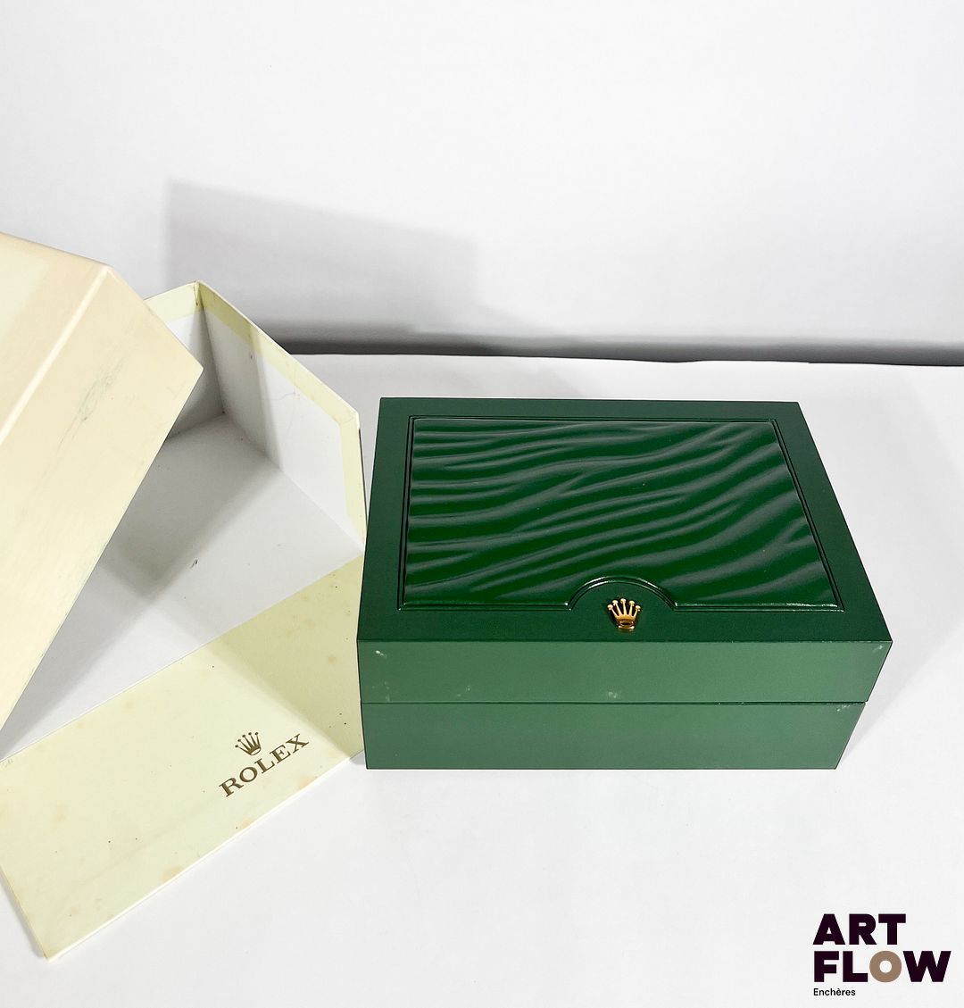 ROLEX Boîte et sur boîte, numérotée 31.00.04 8 x 18 x 13 cm En l'état (importantes traces et usures surla sur boîte notamment)