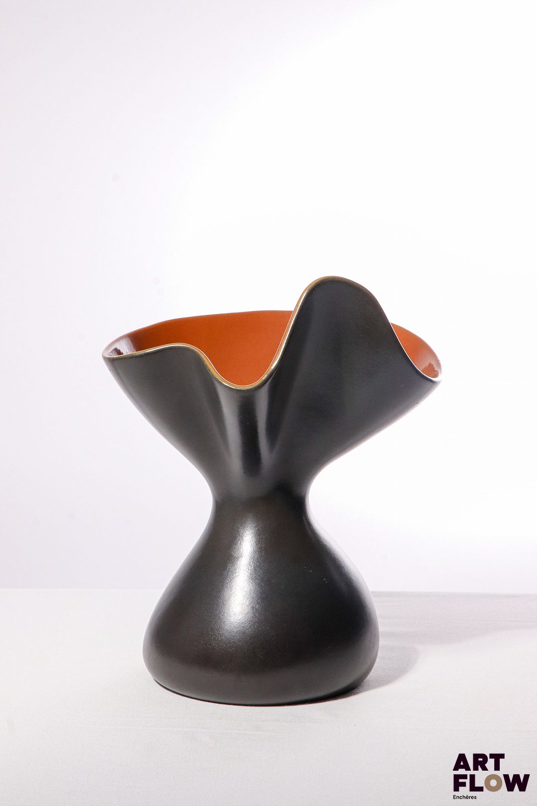 POL CHAMBOST (1906-1983) Vase 1055 en faience émaillée, l'extérieur à couverte noire, l'intérieur à couverte terracotta Incisé sur l'envers "1055, Poterie Pol Chambost, Made in France" 29 x 20 x 24 cm Bibliographie : Philippe Chambost, "Pol Chambost, Sculpteur-Céramiste 1906-1983", Somogy Editions d'Art, Paris, 2006, p. 138 ; p.146.