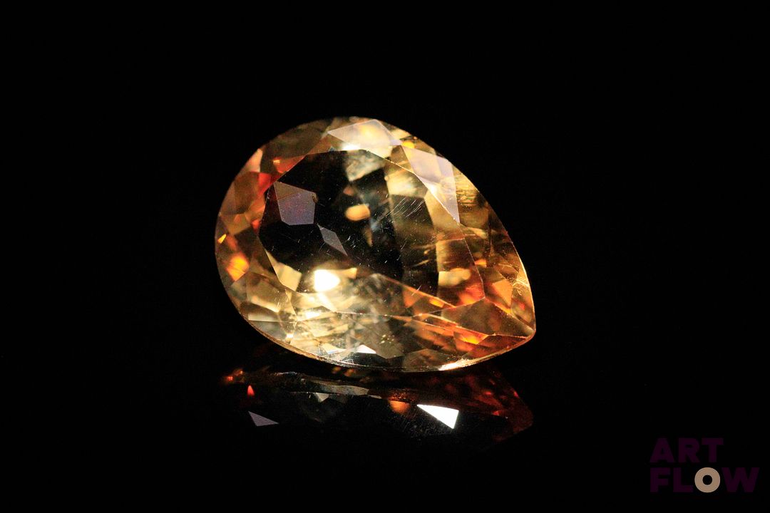 Citrine poire. Probablement Brésil, VS. 9.67 cts. 18.2mm x 13.0mm
