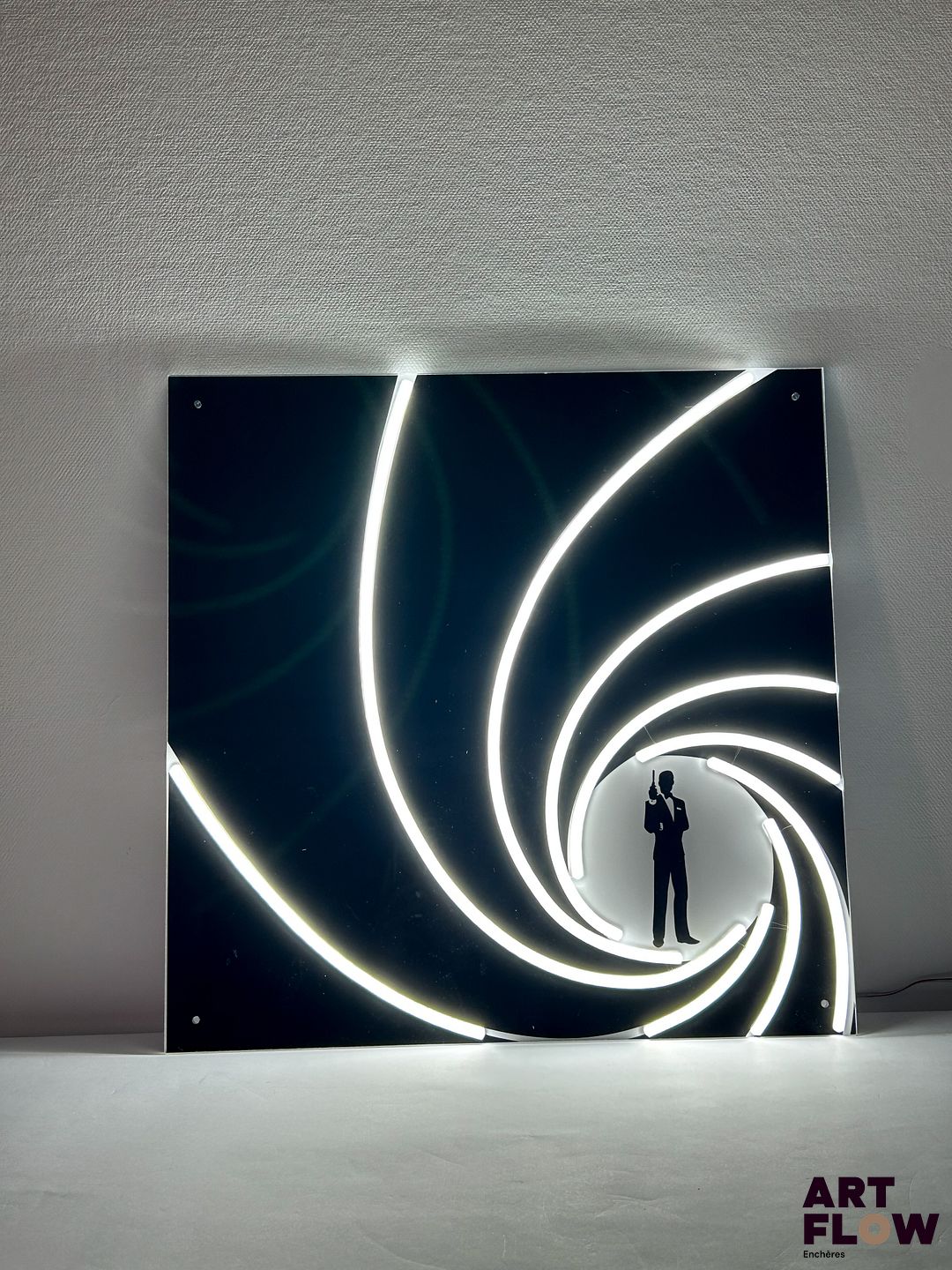 Enseigne neon sur plexiglass James Bond Dimensions : 50 x 50 Fonctionnelle