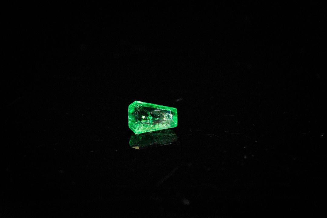Grenat tsavorite fantaisie. Inclusions, non chauffé. 0.58 ct. 5.7mm x 4.3mm