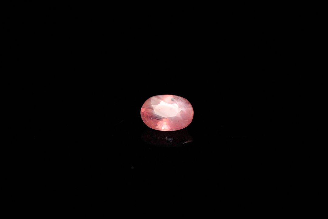 Saphir rose ovale. Jolie couleur. 0.82 ct. 6.5mm x 4.5mm
