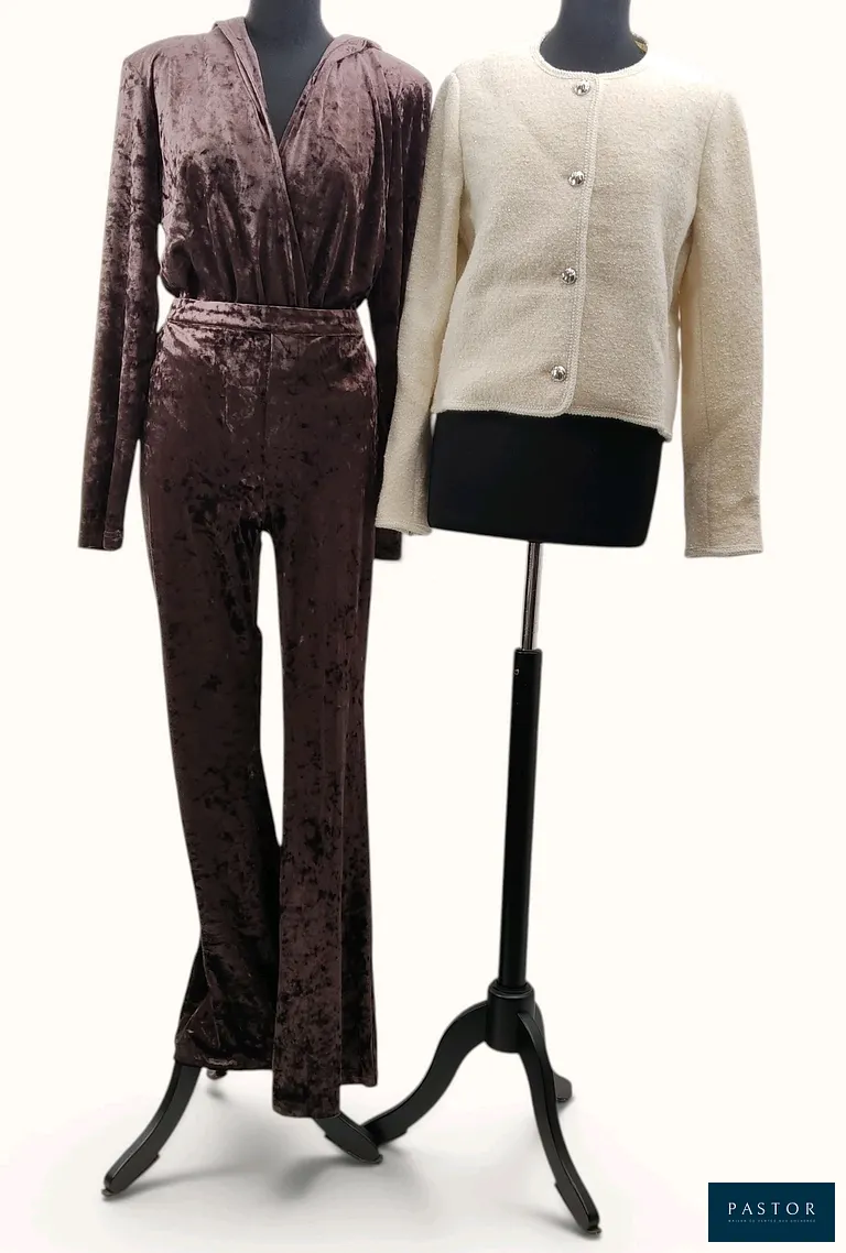 BA&SH. Lot composé d'un ensemble en velours chocolat comprenant un body à capuche "Laia", col V et épaules structurées, T.3, + un pantalon évasé "Lolita", T.42, et d'une veste courte "Ceredith" en laine bouclette mélangée écrue agrémentée de sequins argentés, T.3. NEUFS avec étiquettes  - TVA Récupérable