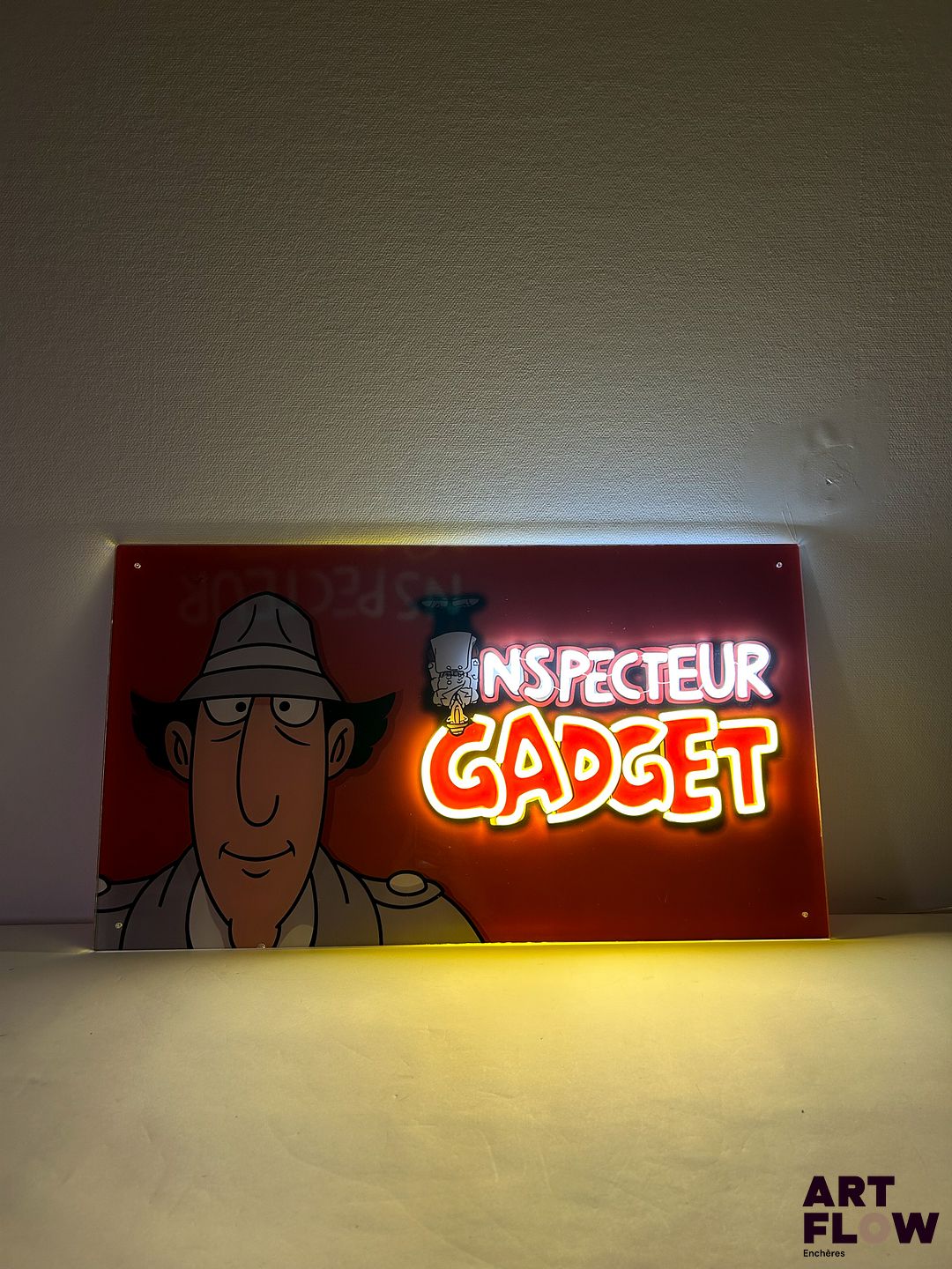 Enseigne neon sur plexiglass Inspecteur Gadget Dimensions : 39 x 70 cm Fonctionnelle