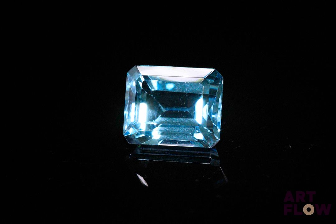 Topaze bleue rectangulaire à pans coupés. 8.15 cts. 11.5mm x 9.5mm