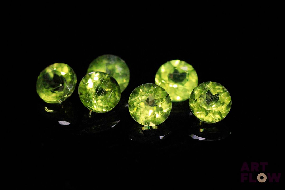 Six péridots ronds. 5.81 cts. Diam. moy.: 6.0mm