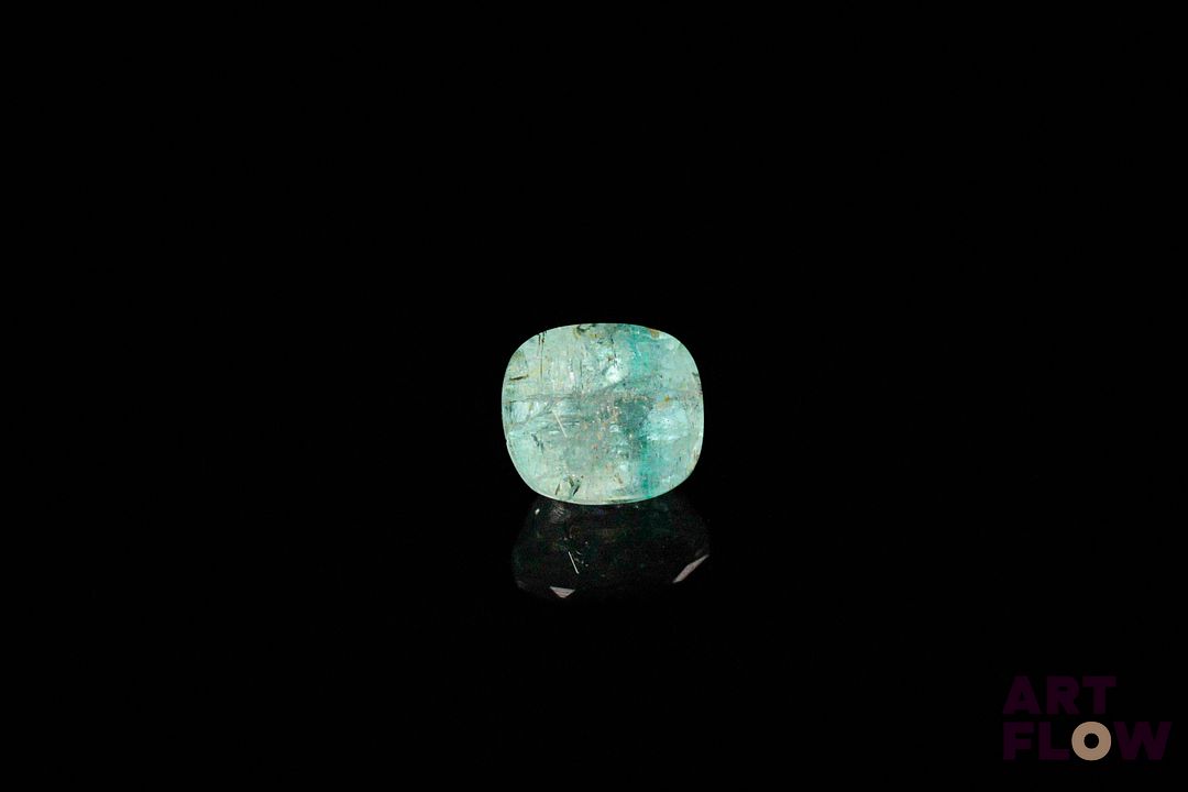 Rubis poire. Jolie couleur, inclusions, givres. 1.29 ct. 9.1mm x 6.2mm