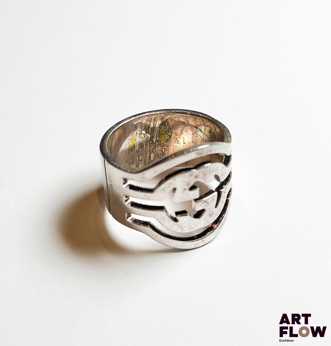 GUCCI Bague en argent à motif ajouré du logo de la marque Tour de doigt : 54 Poids : 7,33 gr Dans sa pochette et sa boîte